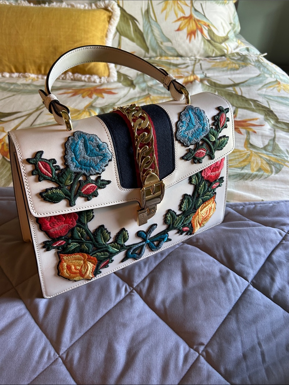 Gucci Sylvie Medium
White leather
Floral embroidered design (authentic)